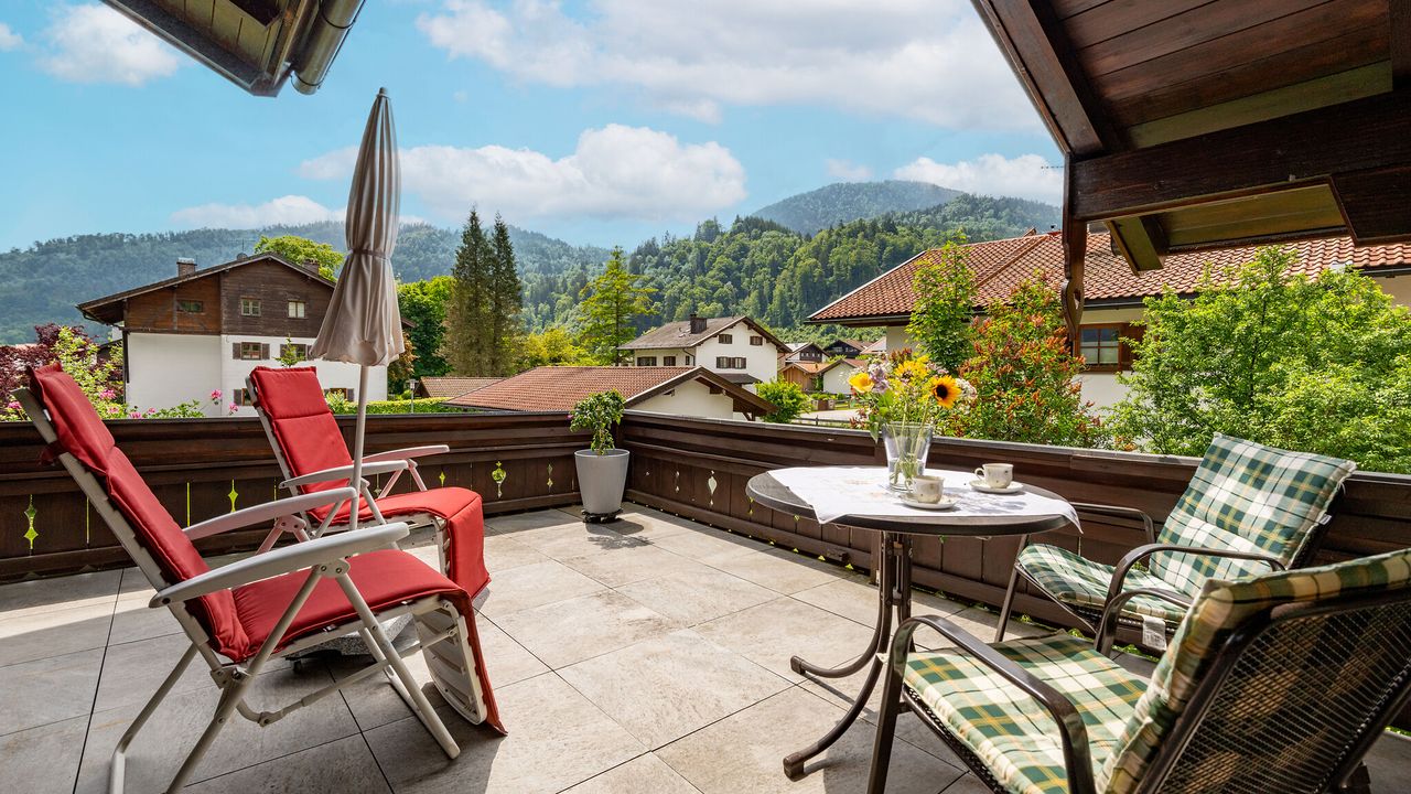 Großer Balkon mit Blick in die Berge Großer Balkon mit Blick in die Berge